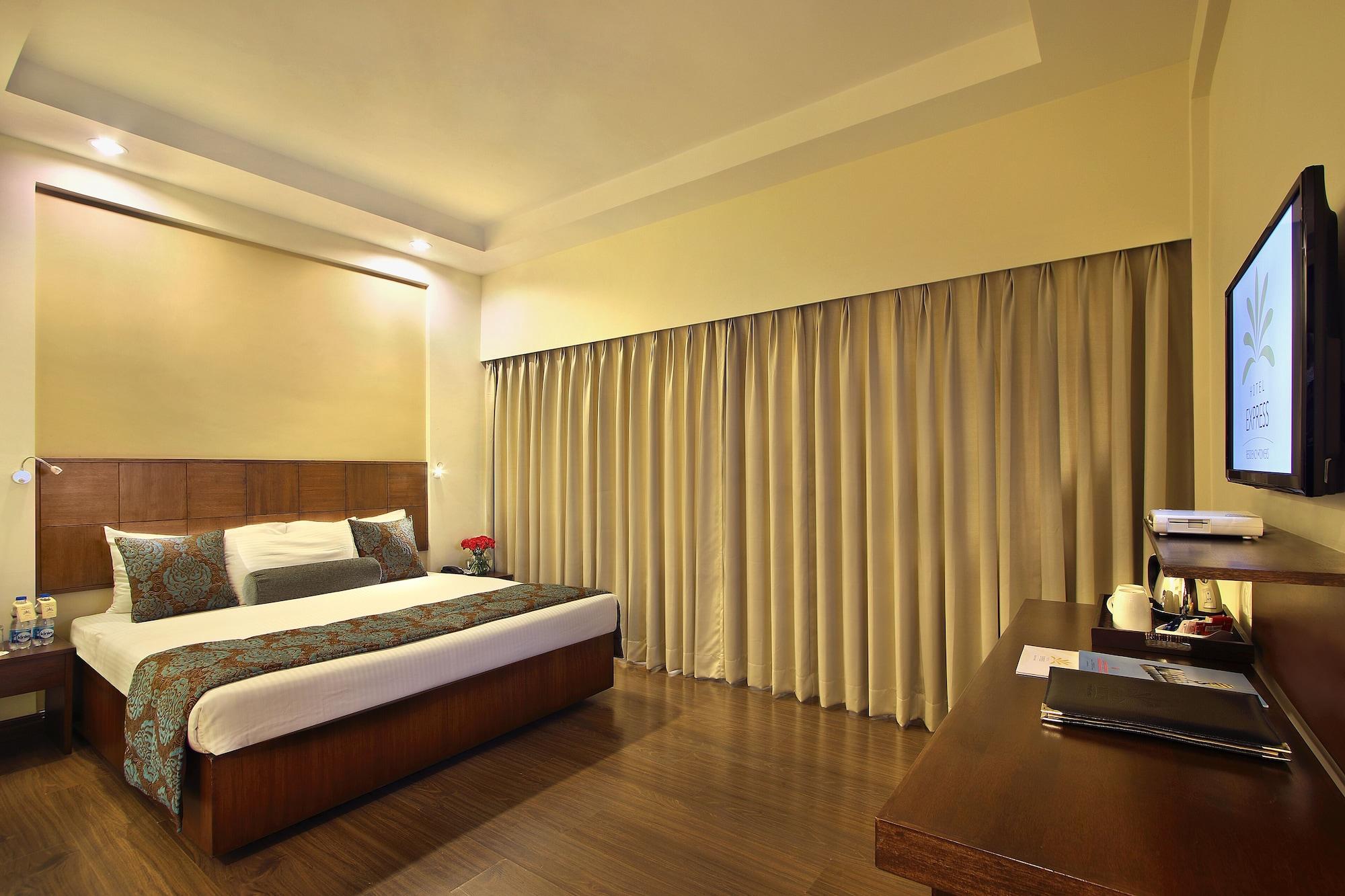 Hotel Express Towers Vadodara Buitenkant foto