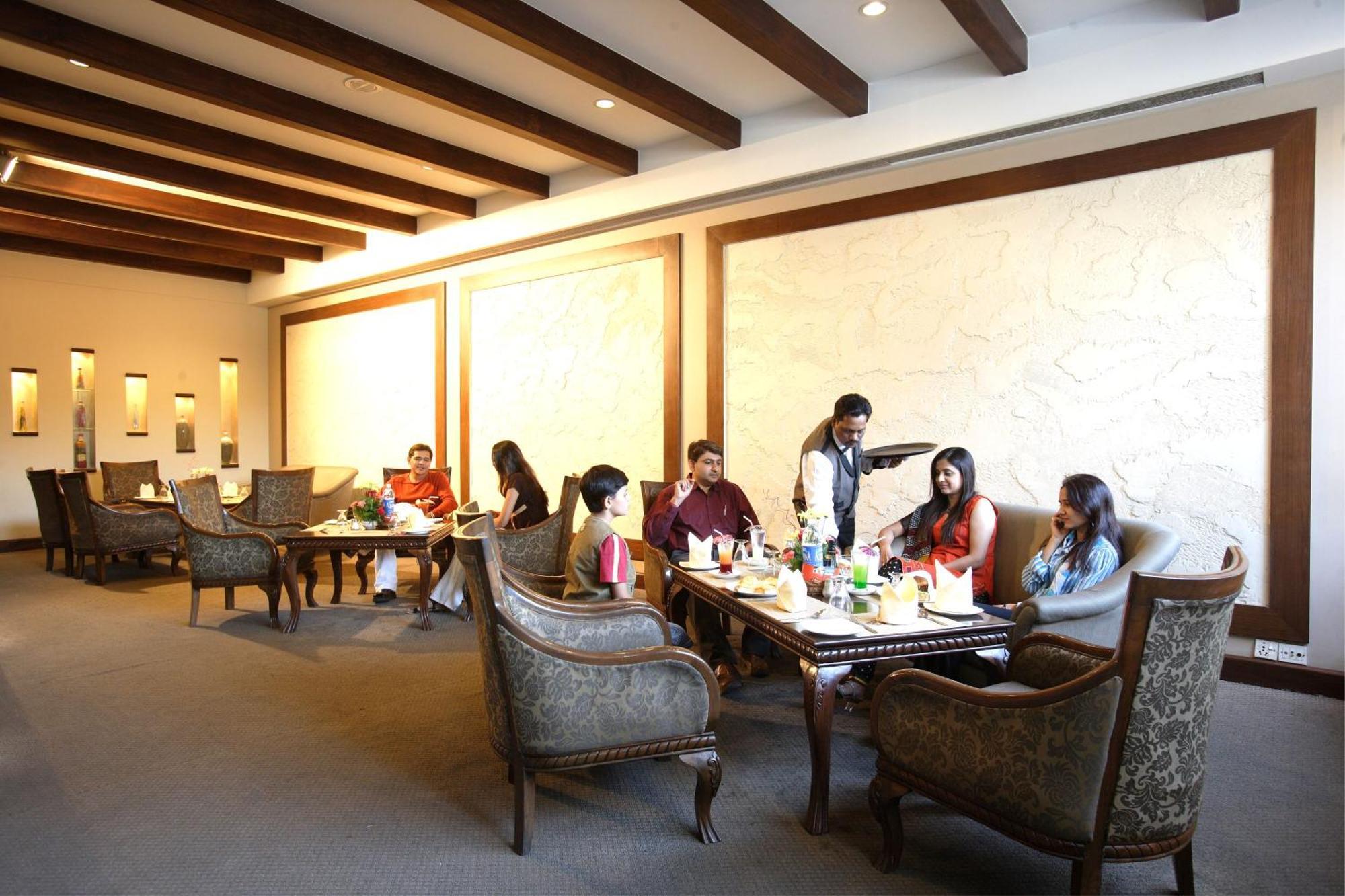 Hotel Express Towers Vadodara Buitenkant foto