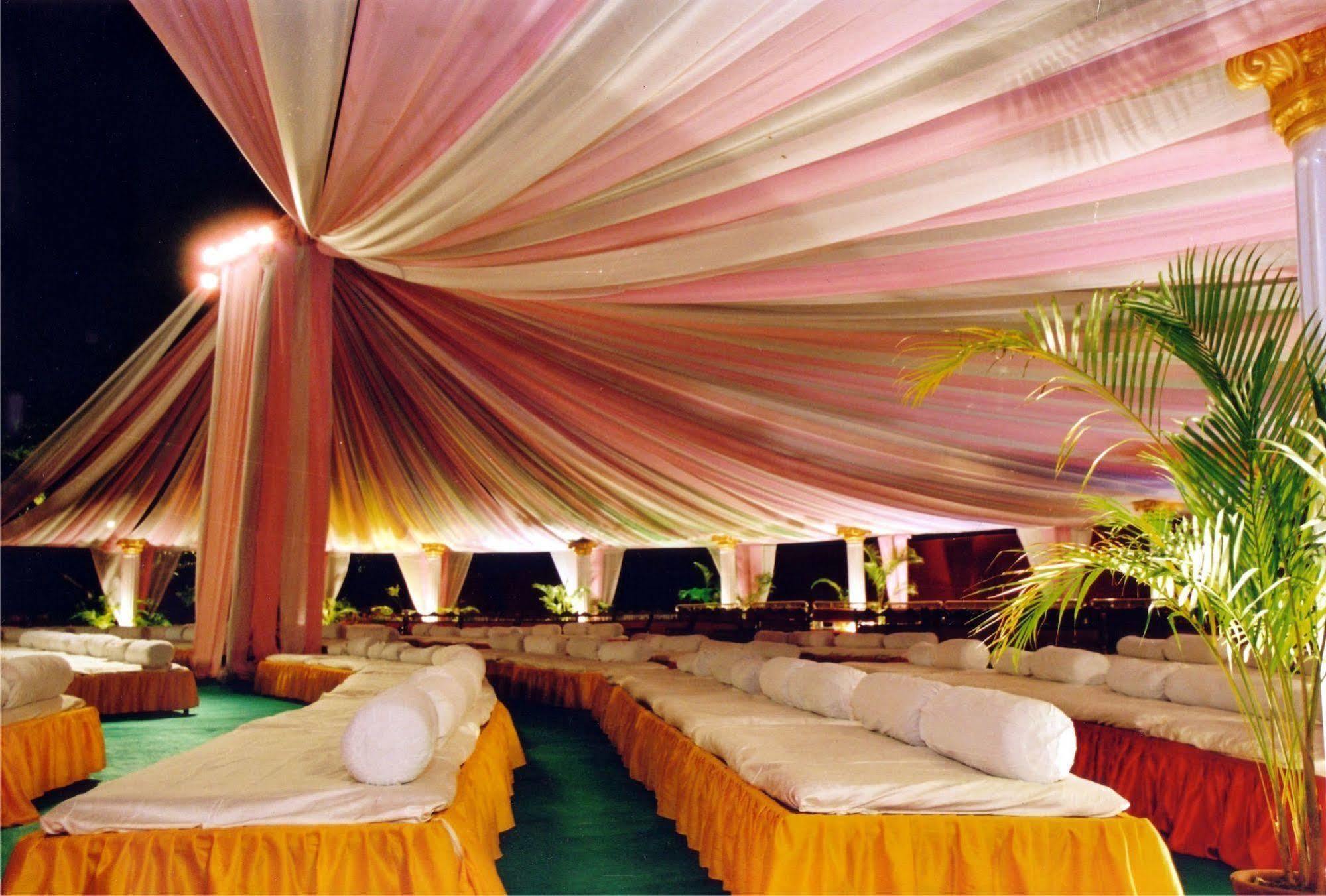 Hotel Express Towers Vadodara Buitenkant foto