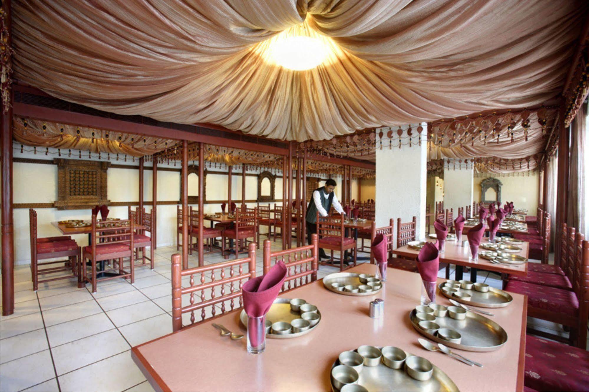 Hotel Express Towers Vadodara Buitenkant foto