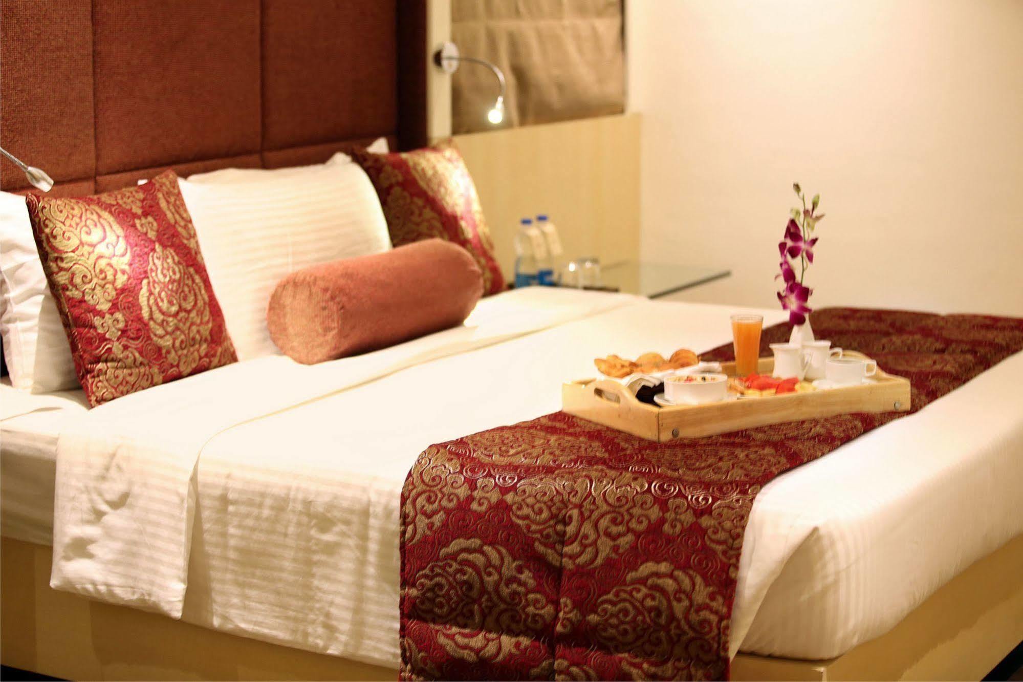 Hotel Express Towers Vadodara Buitenkant foto